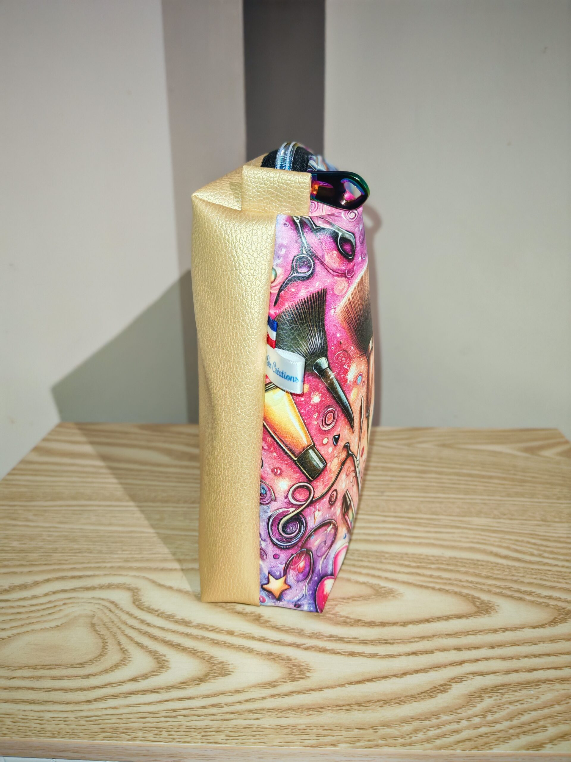 Trousse de toilette — Sèche-cheveux Pop Art Doré – Image 5